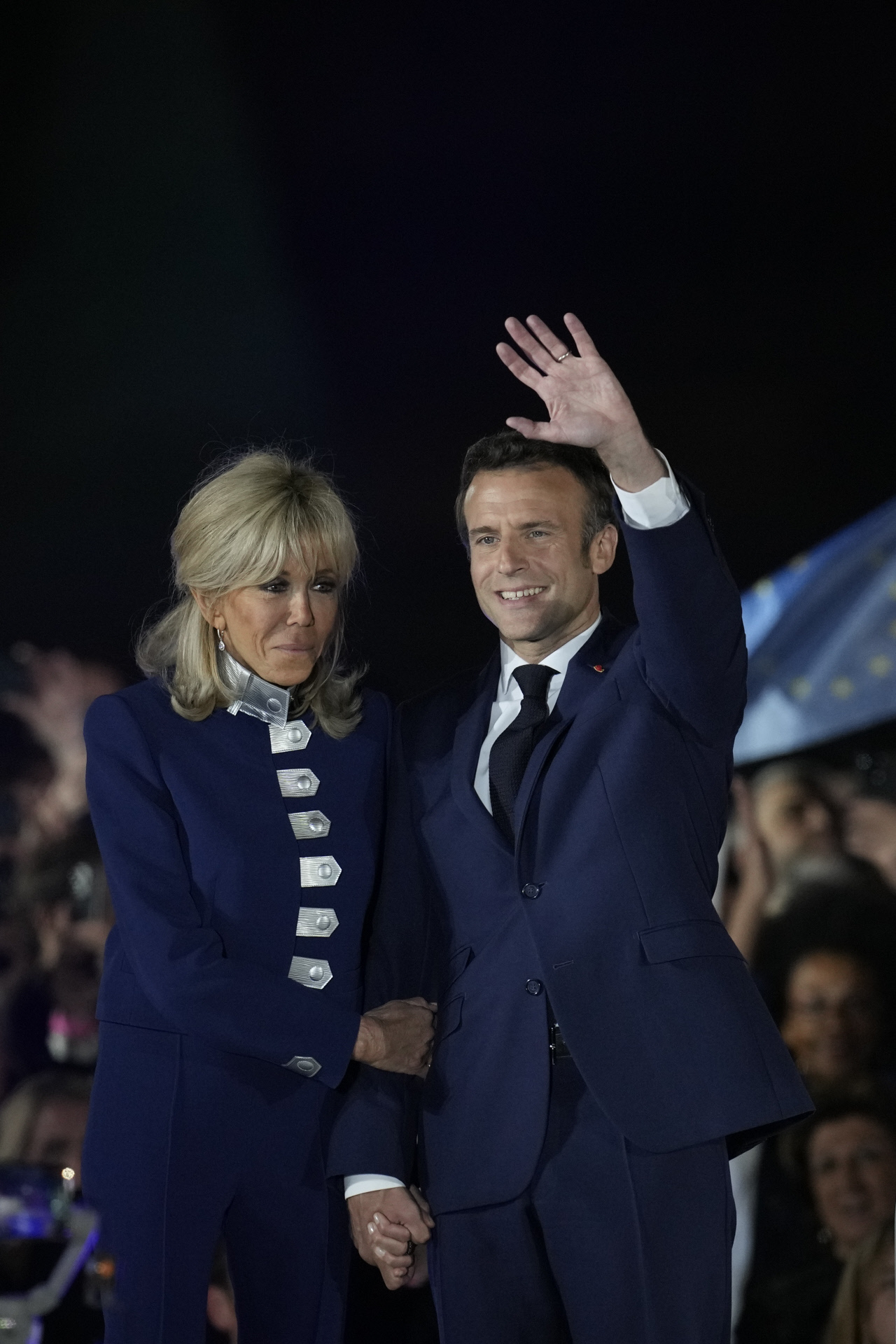Brigitte y Emmanuel Macron celebran la victoria electoral.