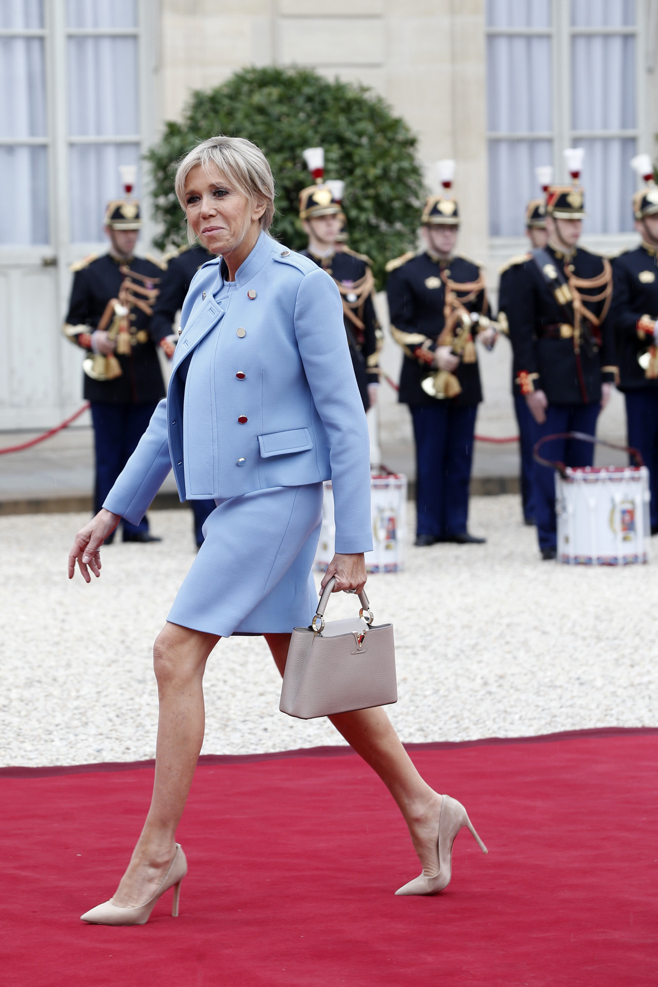 El look de Brigitte Macron de Louis Vuitton en la toma de posesión de 2017.