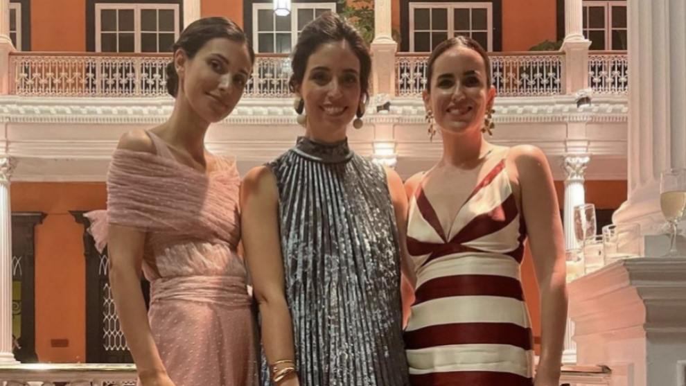 Belén Corsini con un elegante vestido rojo | Los mejores looks de invitada  de 2022 para que en tu