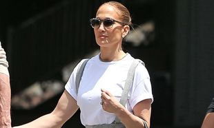 Jennifer Lopez vuelve a rescatar el peto de la moda de los noventa
