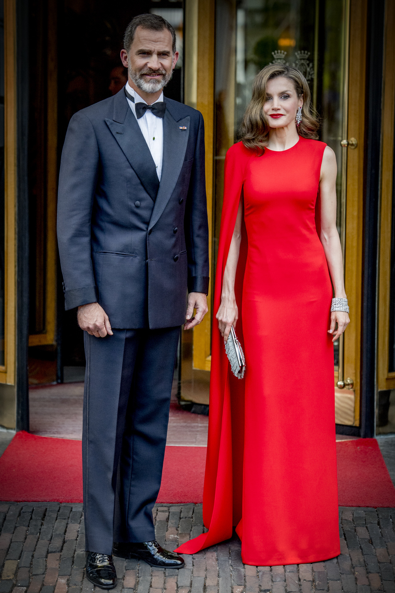 La reina Letizia con vestido capa rojo.