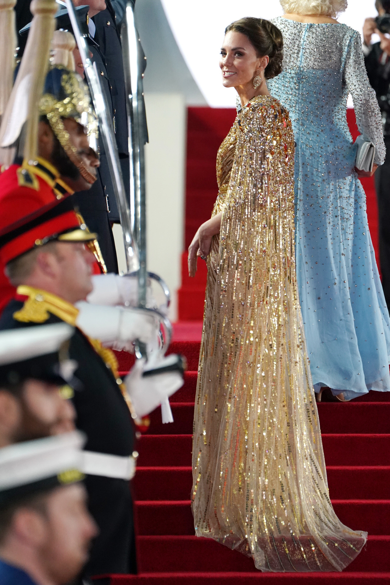 Kate Middleton con vestido dorado de Jenny Packham.