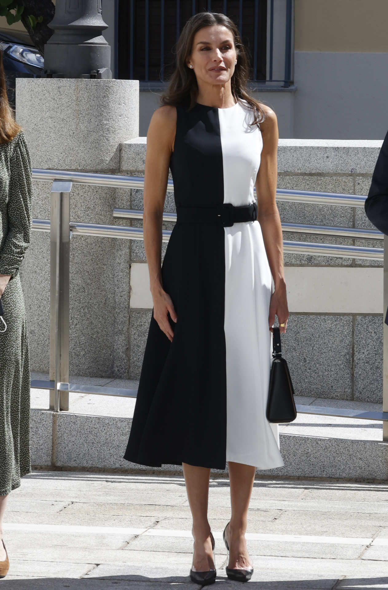 Querido Marcha mala asistencia La reina Letizia estrena el vestido blanco y negro de Mango más elegante |  Telva.com