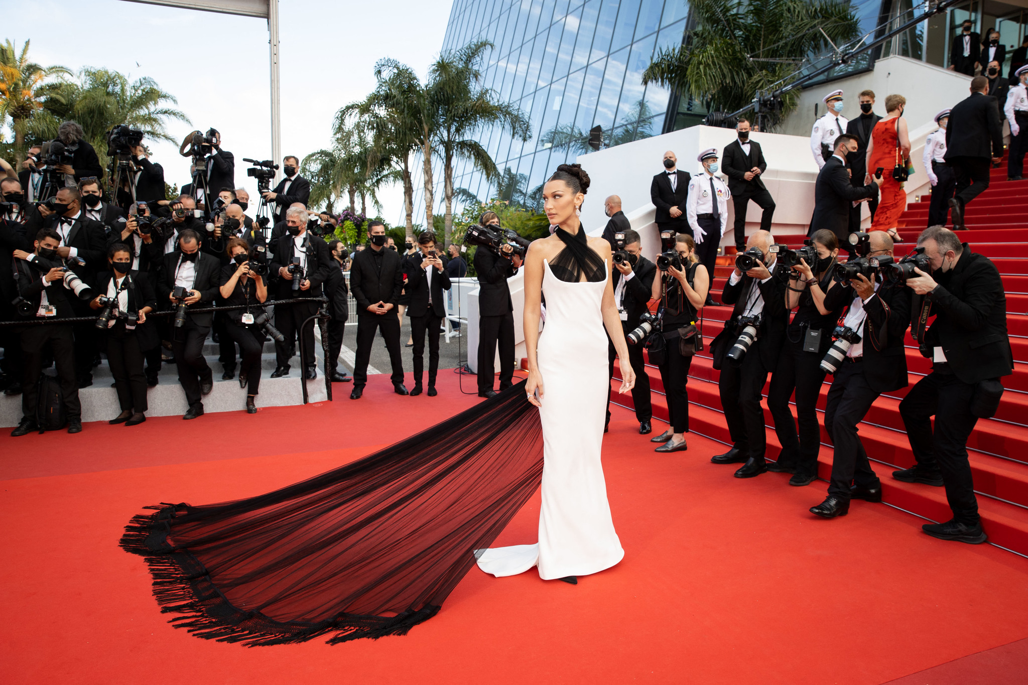 Bella Hadid en la alfombra roja de Cannes.