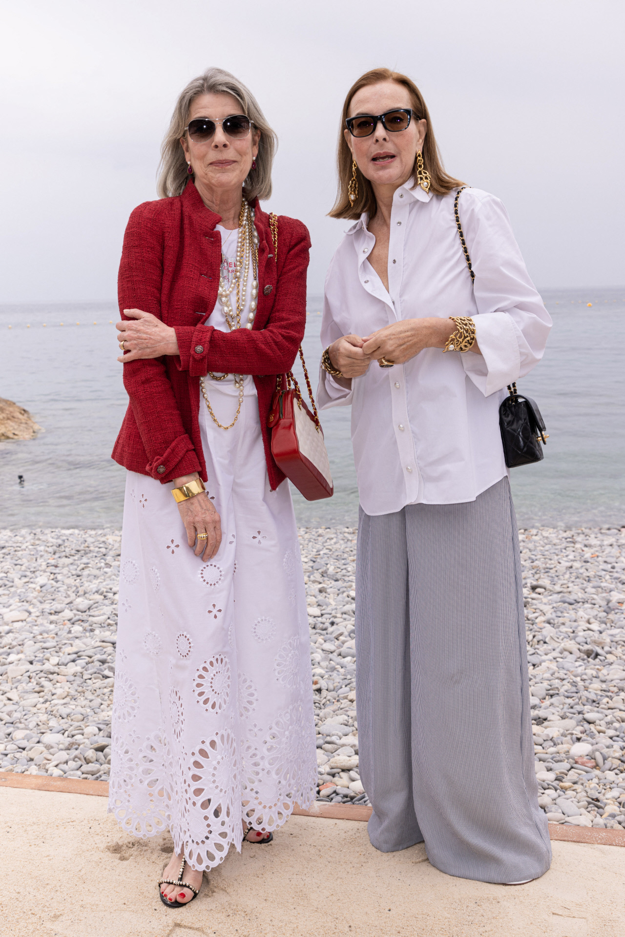 Carolina de Mónaco y Carole Bouquet en el desfile de la Colección Crucero de Chanel en Montecarlo.