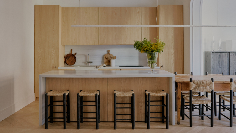 La cocina, diseñada por el estudio con materiales como madera y mármol.