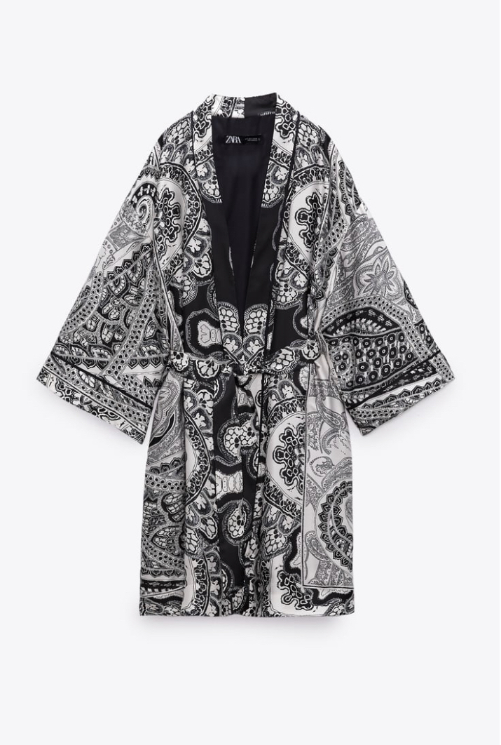 Kimono de manga ancha con cinturón a tono.
