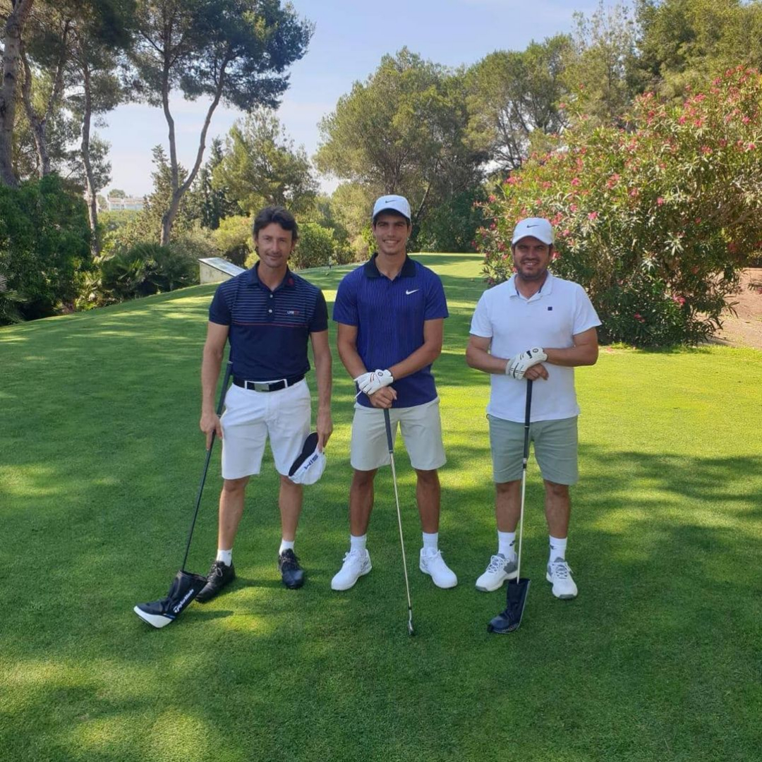 Carlos Alcaraz jugando al golf con su padre y con Juan Carlos Ferrero