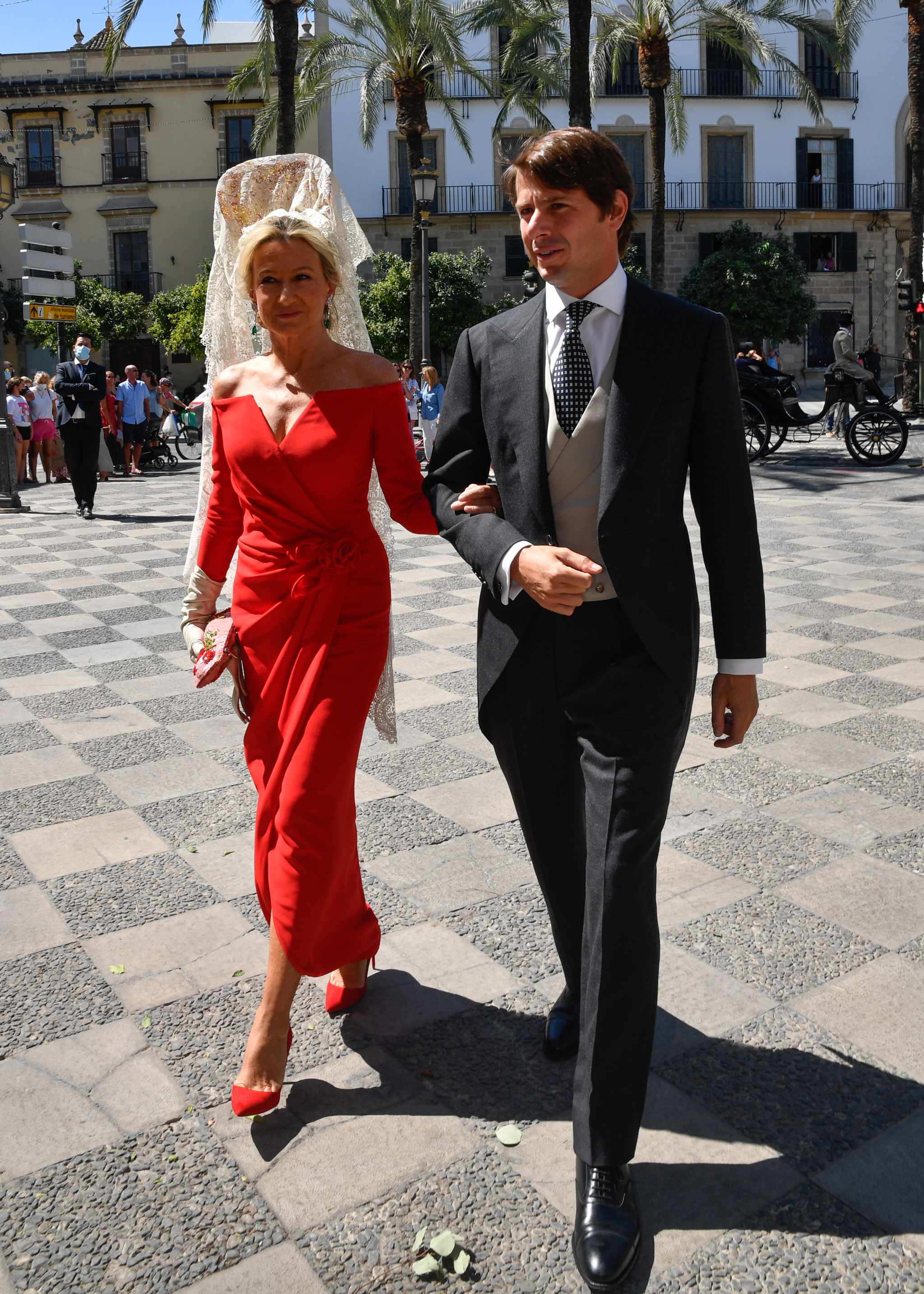 Miriam Lapique con su hijo Carlos Cortina en su boda en Jerez.