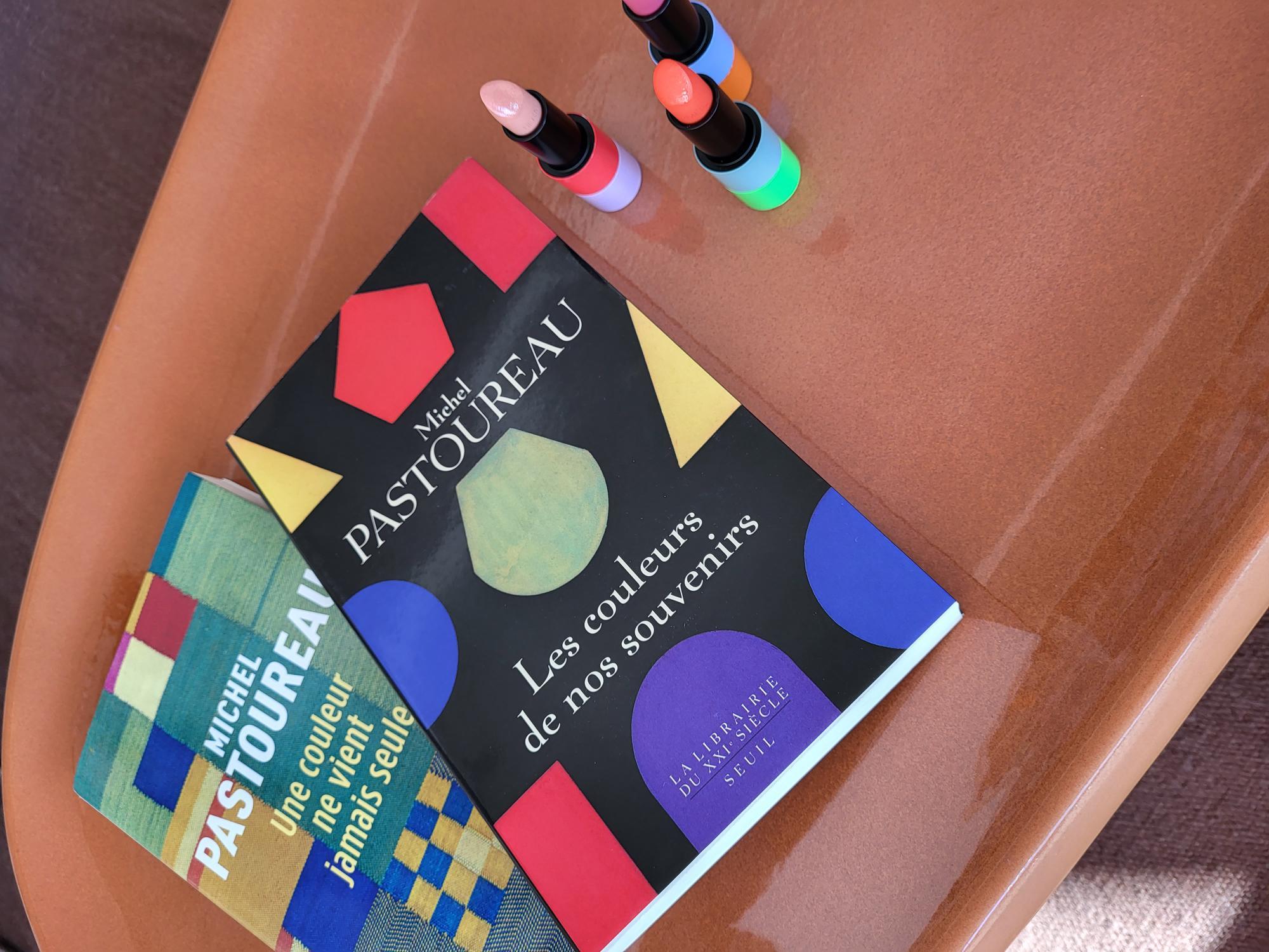 El libro "Los colores de nuestros recuerdos" de Michel Pastoureau junto con los icónicos Rouge de labios de Hermés.