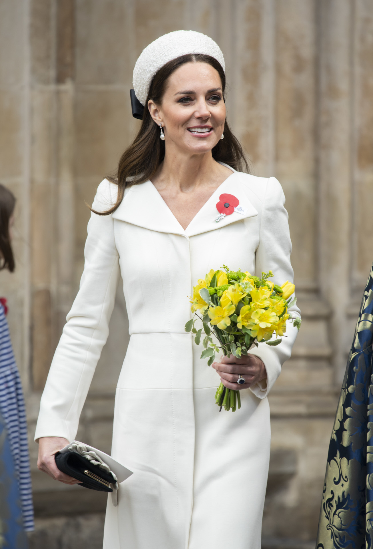 Kate Middleton con look blanco con vestido y tocado