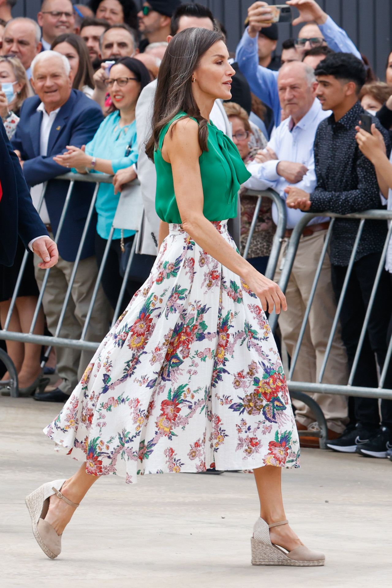 El look de la reina Letizia con falda floral y alpargatas.