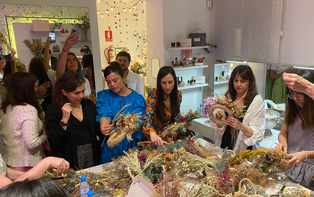 Algunas de las periodistas en el taller de flores durante la presentación de la nueva colección de Primavera 2022 de flores de Lucía Be en su tienda de Madrid (calle Pelayo 68)