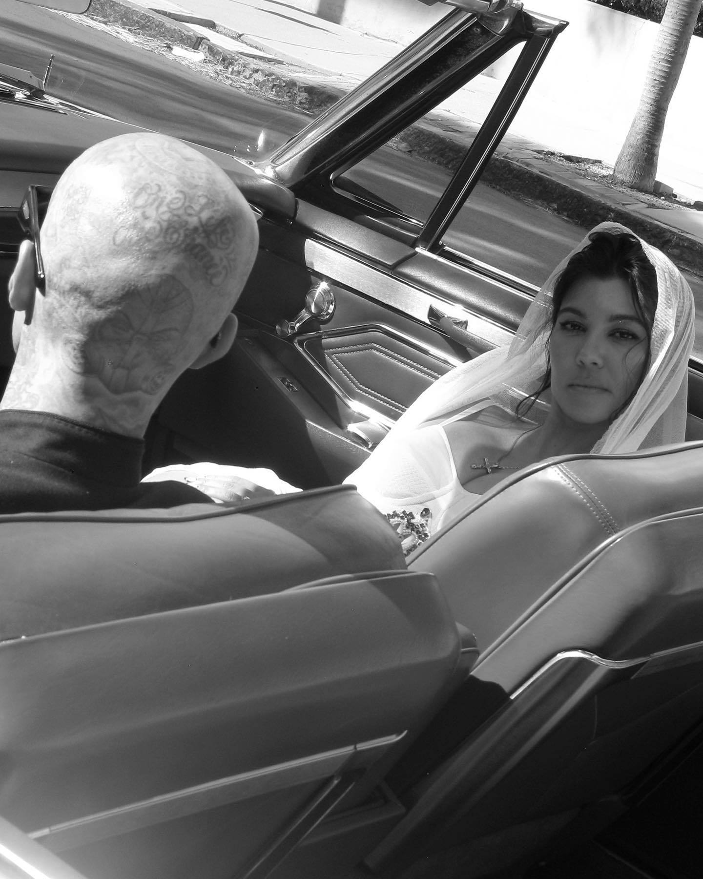 Kourtney Kardashian muy seria en el coche con su marido.