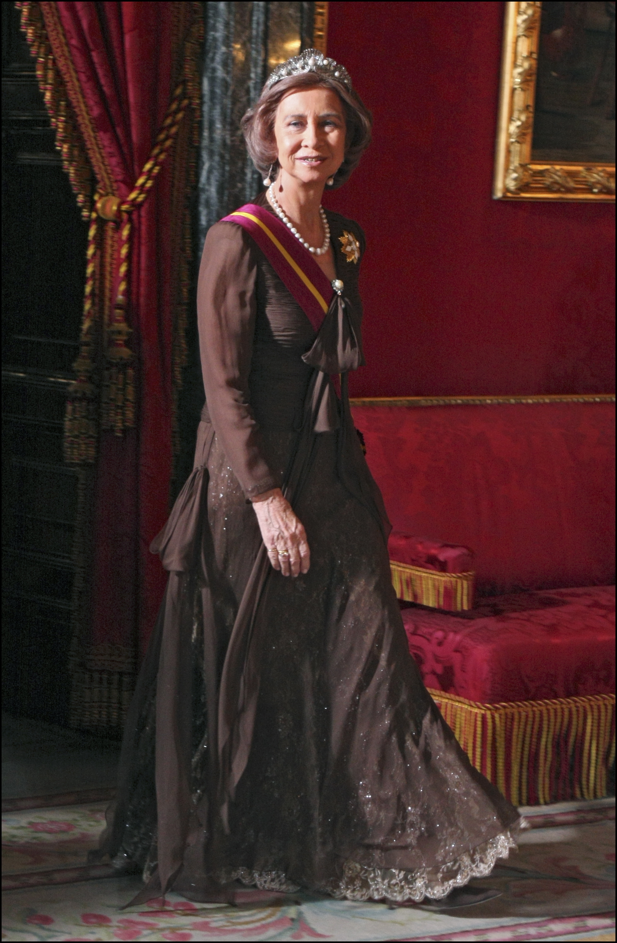 Doña Sofía con un vestido de gala marrón.
