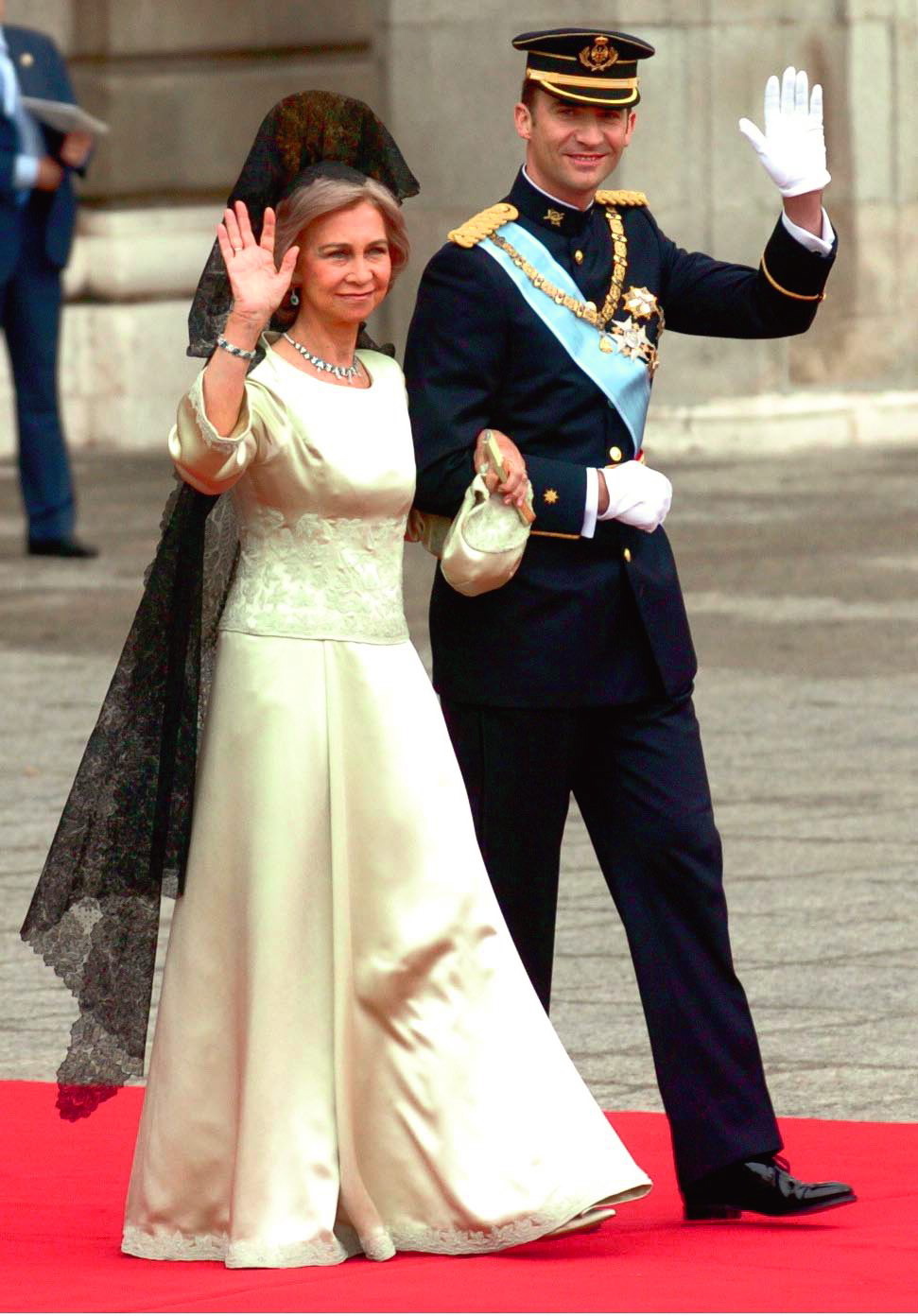 El look de madrina de la reina Sofía.