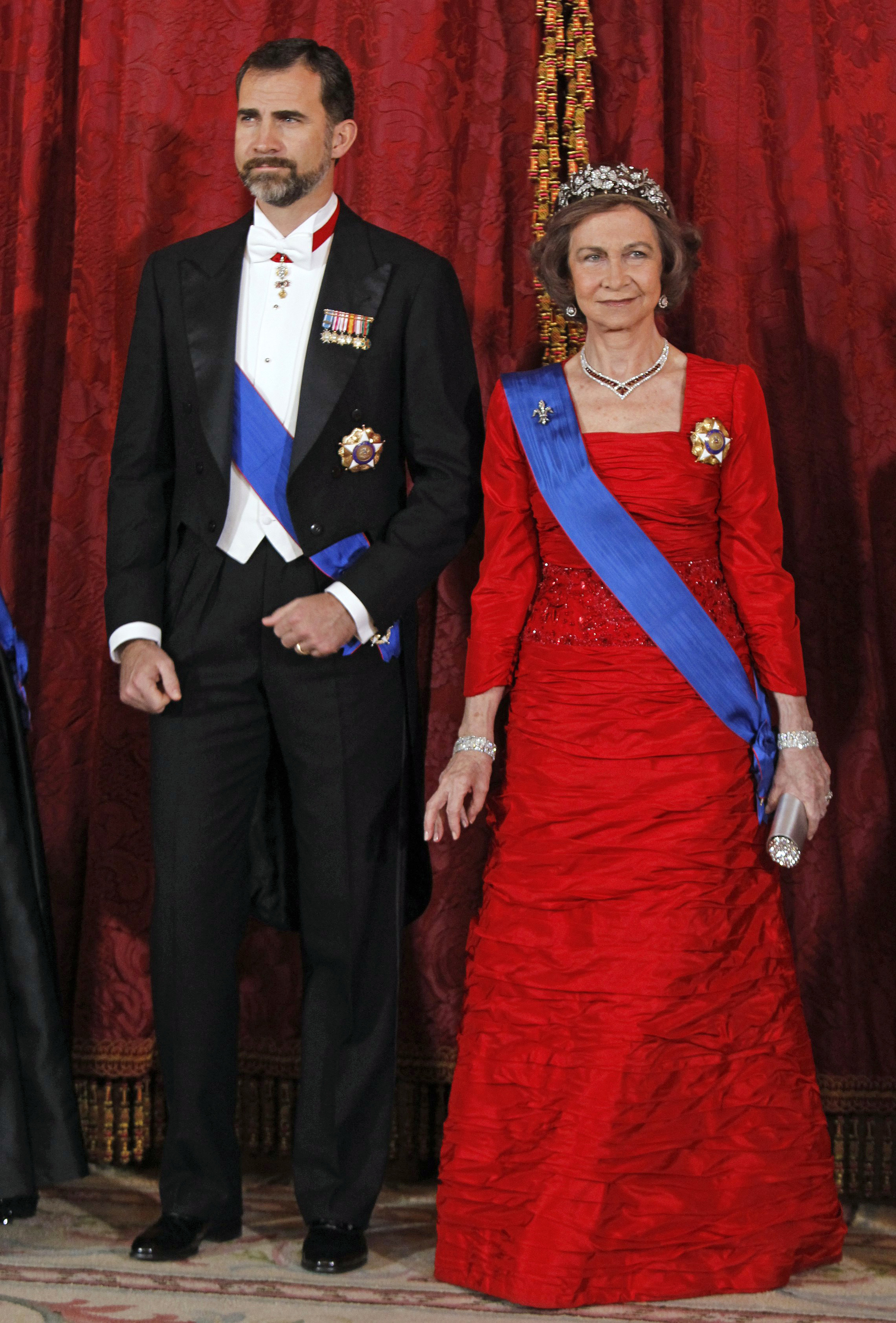 La reina Sofía adapta a su estilo este vestido rojo de Valentino Alta Costura.