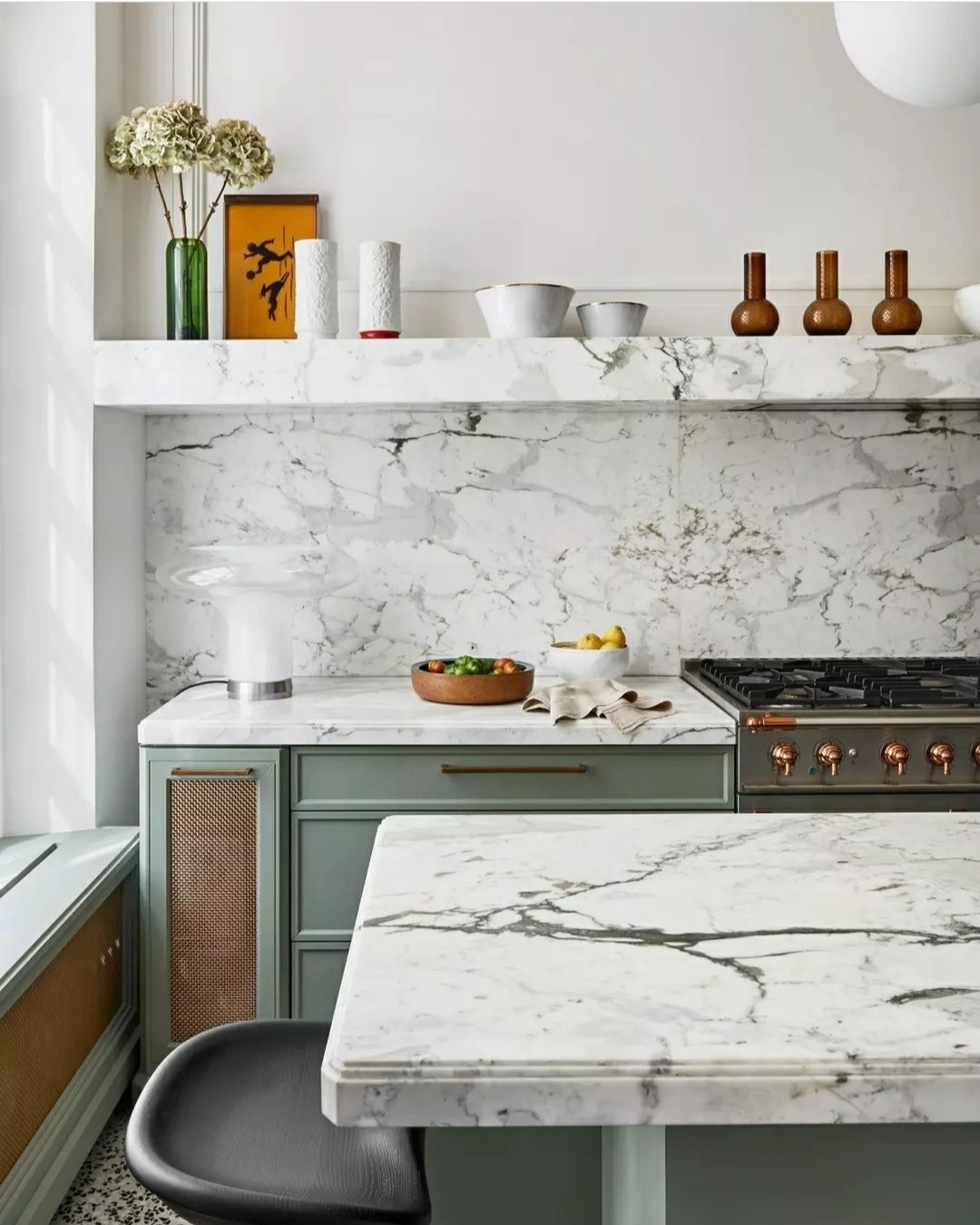 Las piedras como el mármol, el cemento o el granito toman protagonismo en cocinas y cuartos de baño.