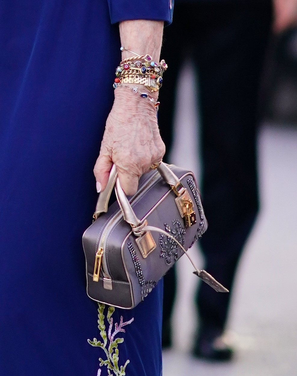 Detalle del bolso y las pulseras de la reina Sofía.