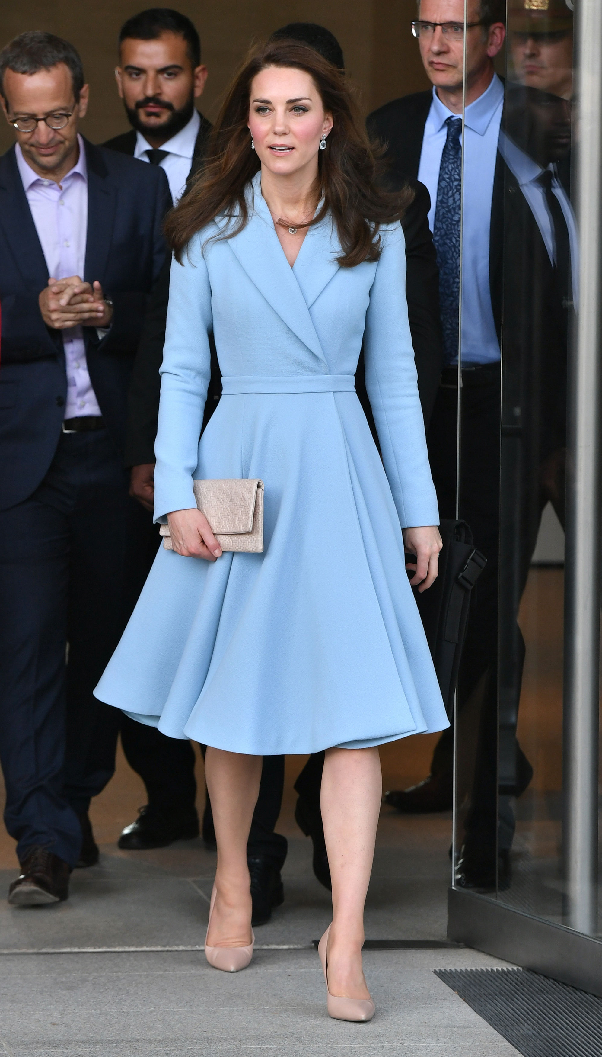 Kate Middleton con vestido azul cruzado de Emilia Wickstead en 2017.