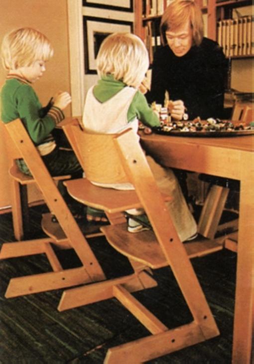 Imagen de Peter Opsvik de 1972 con sus hijos sentados en las primeras Tripp Trapp