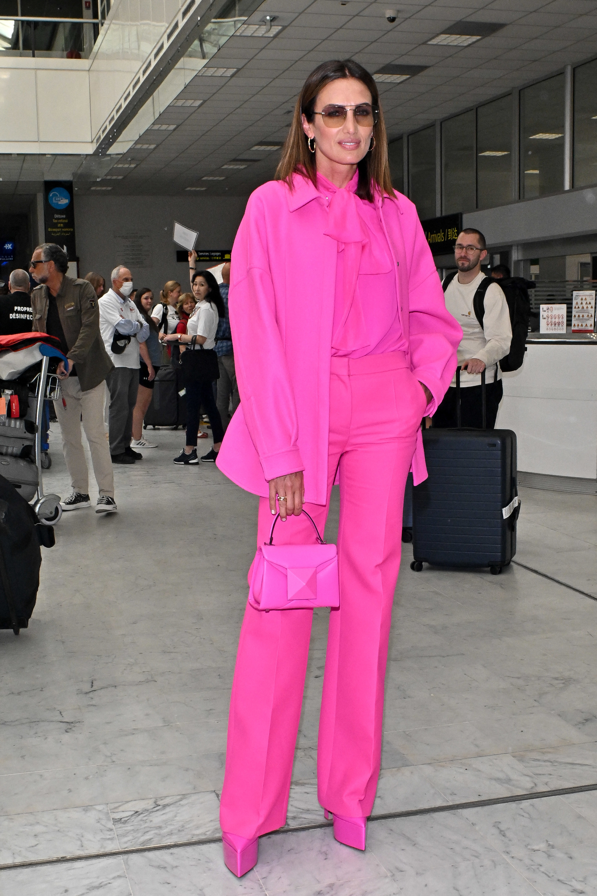 Nieves Álvarez en el aeropuerto de Niza con look de Valentino.