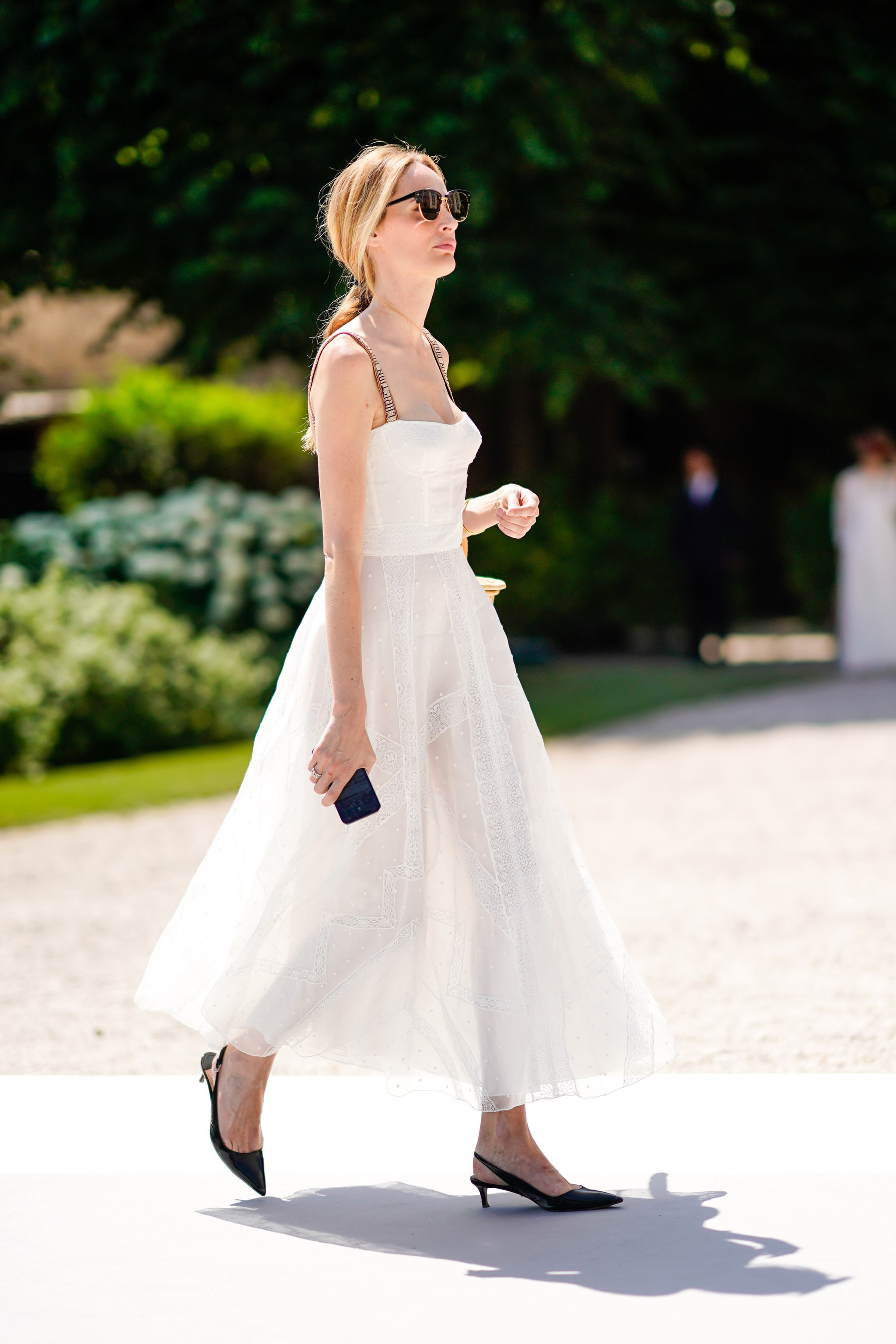 Apuesta por un vestido blanco y de estilo minimal.