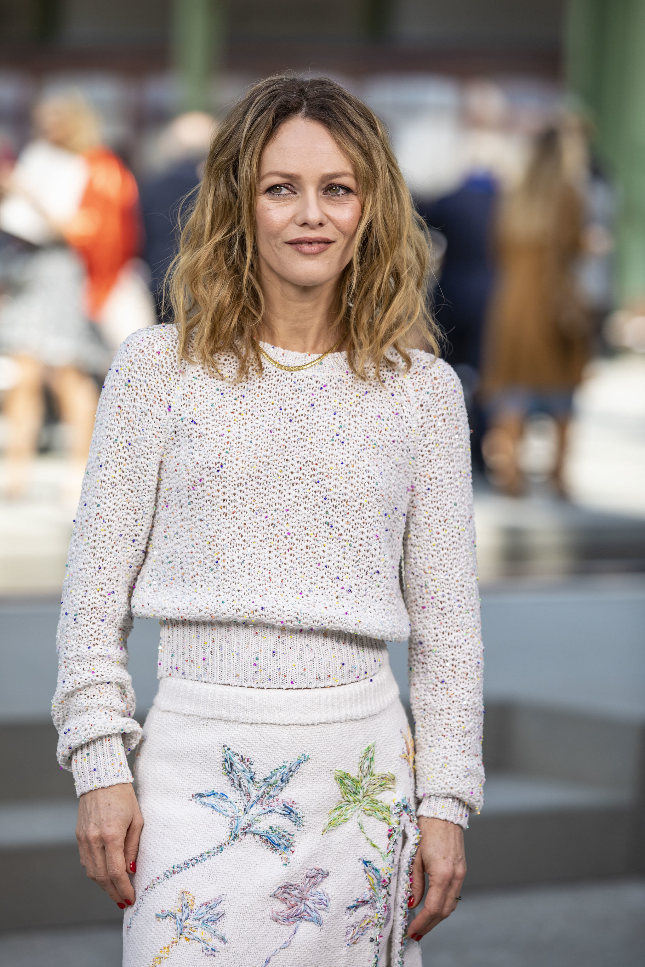 Vanessa Paradis balances the volumes of her curly hair with the airspace cut.