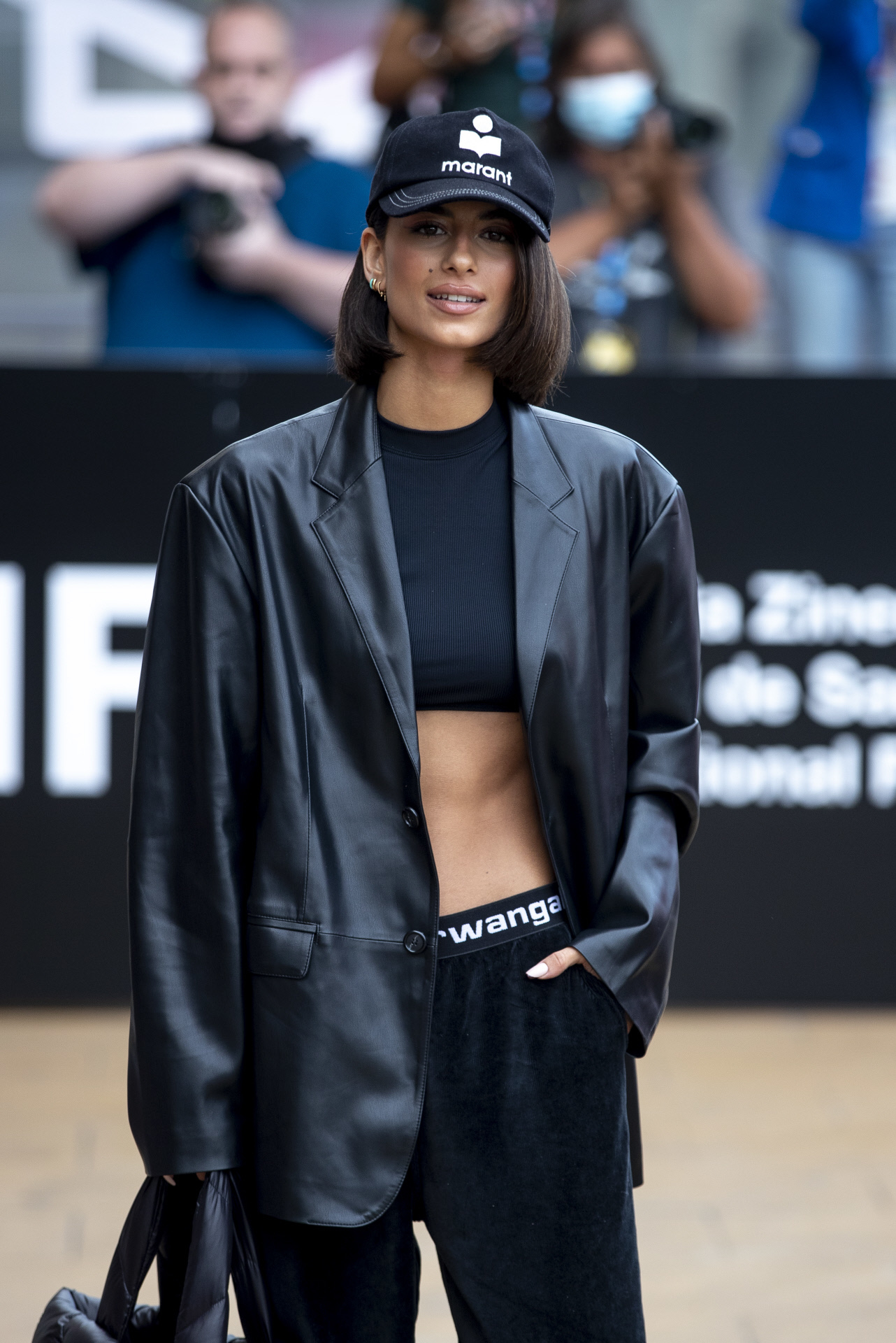 La actriz Begoña Vargas eligió un look deportivo con una gorra para un evento.