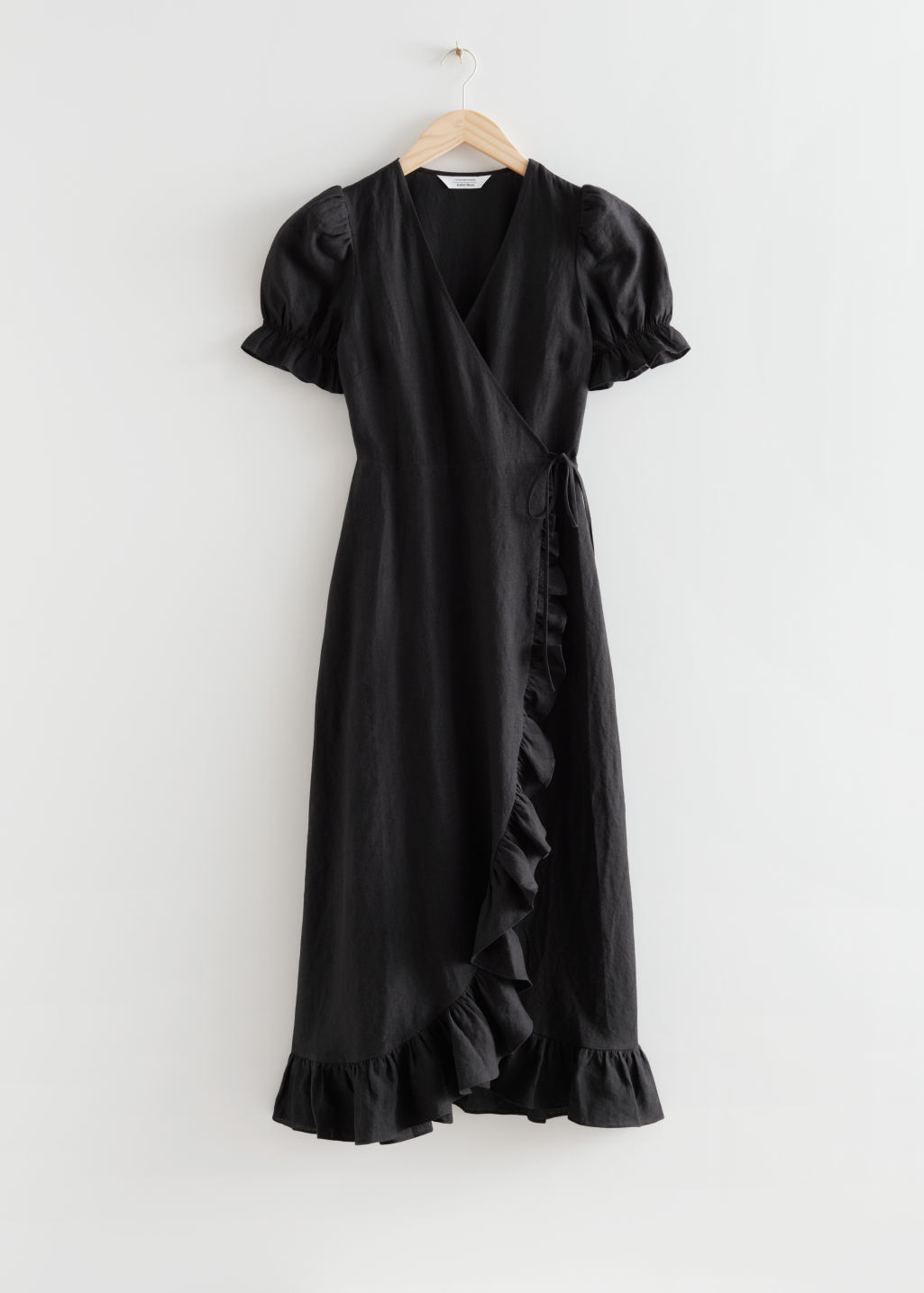 Vestido negro de & Other Stories (99 euros).
