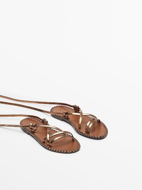 Sandalias de Massimo Dutti, metalizadas y con tiras.