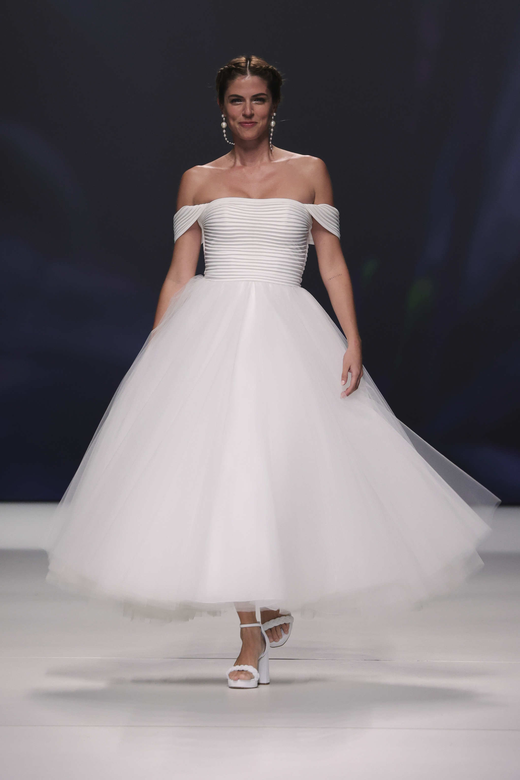 Este diseño de Rosa Clara nos recuerda al vestido de novia de Audrey Hepburn,