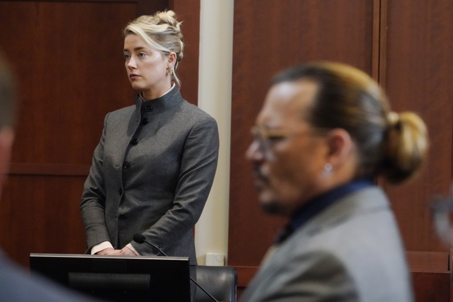 Amber Heard y Johnny Depp en el juicio que les enfrenta.