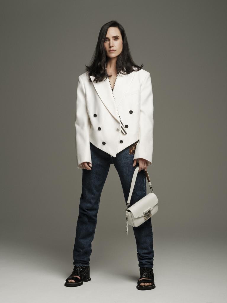 Chaqueta blanca oversize de doble botonadura, pantalón vaquero y bolso blanco bandolera Swing. Todo, Louis Vuitton.