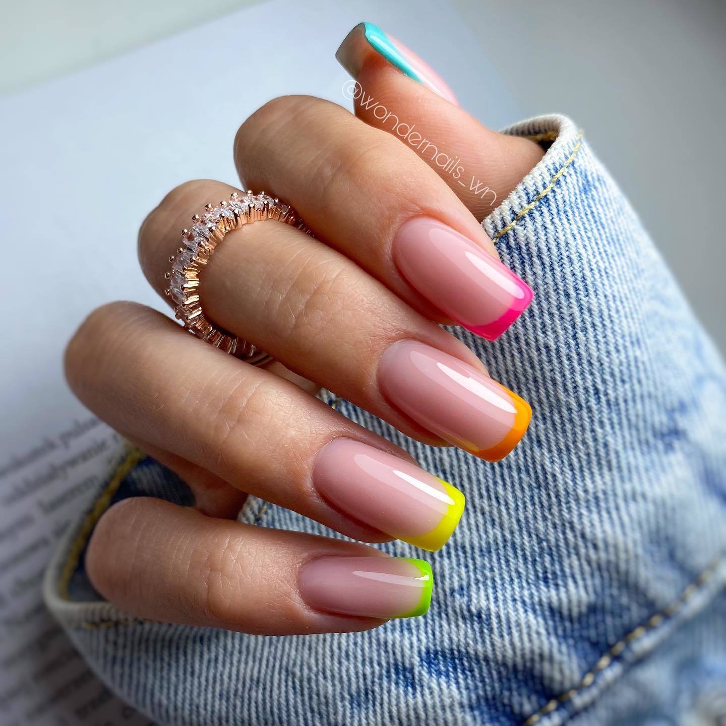 Es oficial la manicura francesa arcoíris es la tendencia para tus uñas  este verano