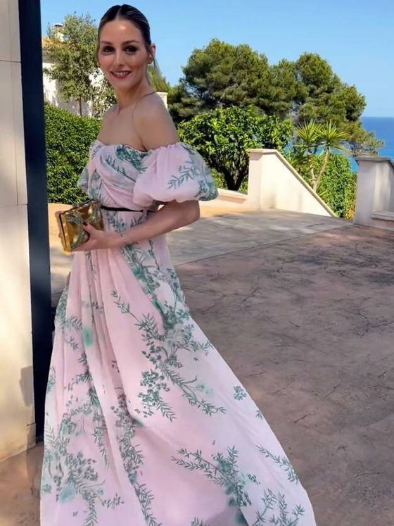 Olivia Palermo con vestido largo estampado.