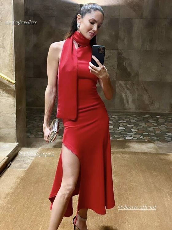 Eugenia Silva con vestido rojo de Duarte.