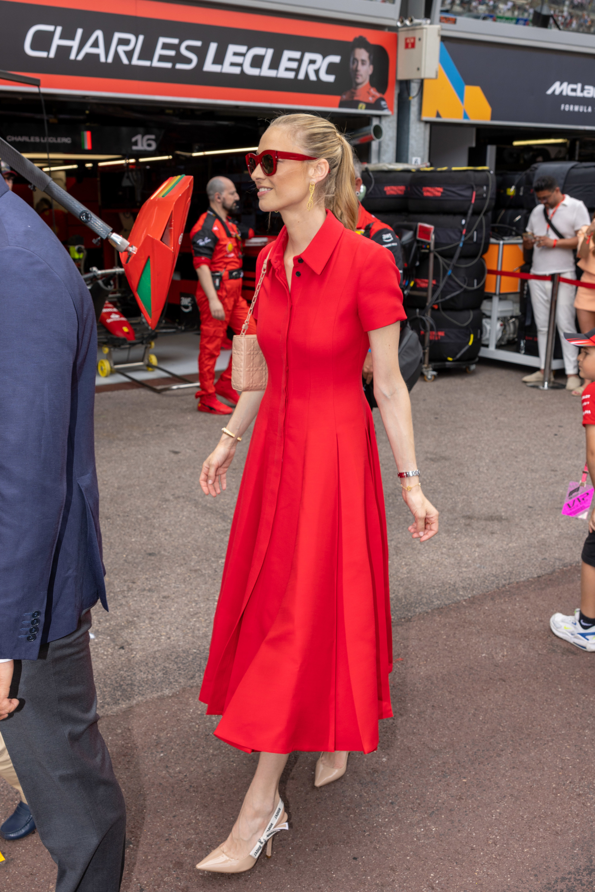 Beatrice Borromeo luce un vestido camisero rojo con falda plisada y evasé.
