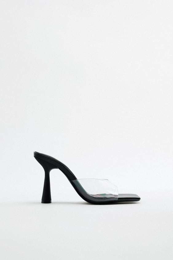 Sandalias negras y transparentes de Zara.