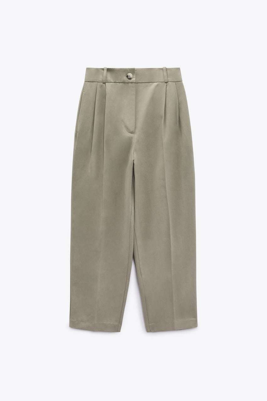 Pantalón de pinzas tobillero beige. Zara (29,95 euros).