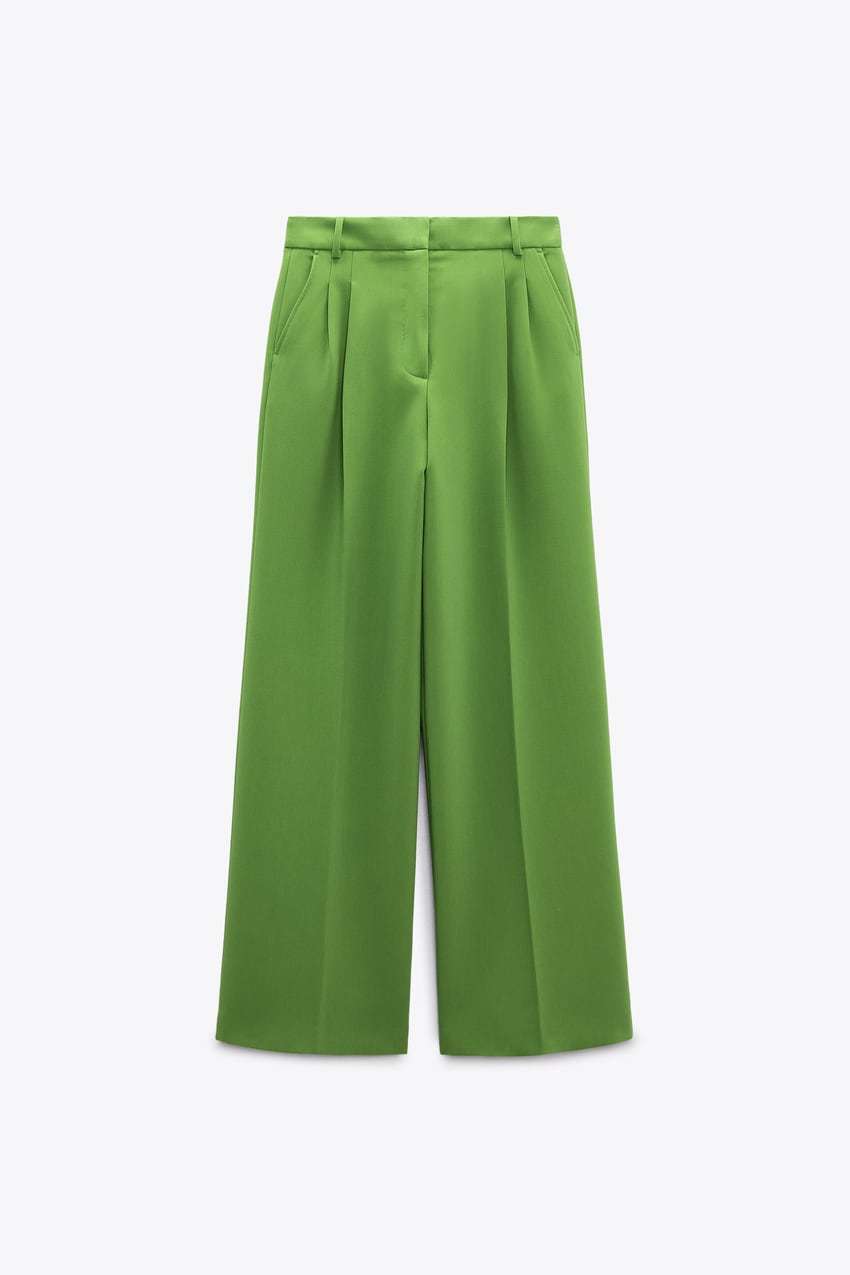Pantalón pinzas verde manzana. Zara (39,95 euros).