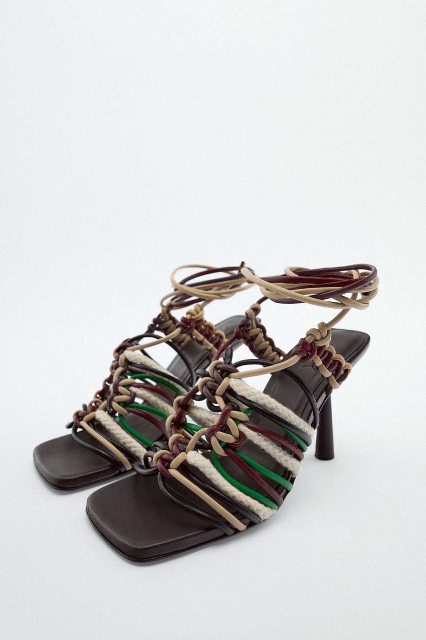 Sandalias de tacón trenzadas. Zara (89,95 euros)