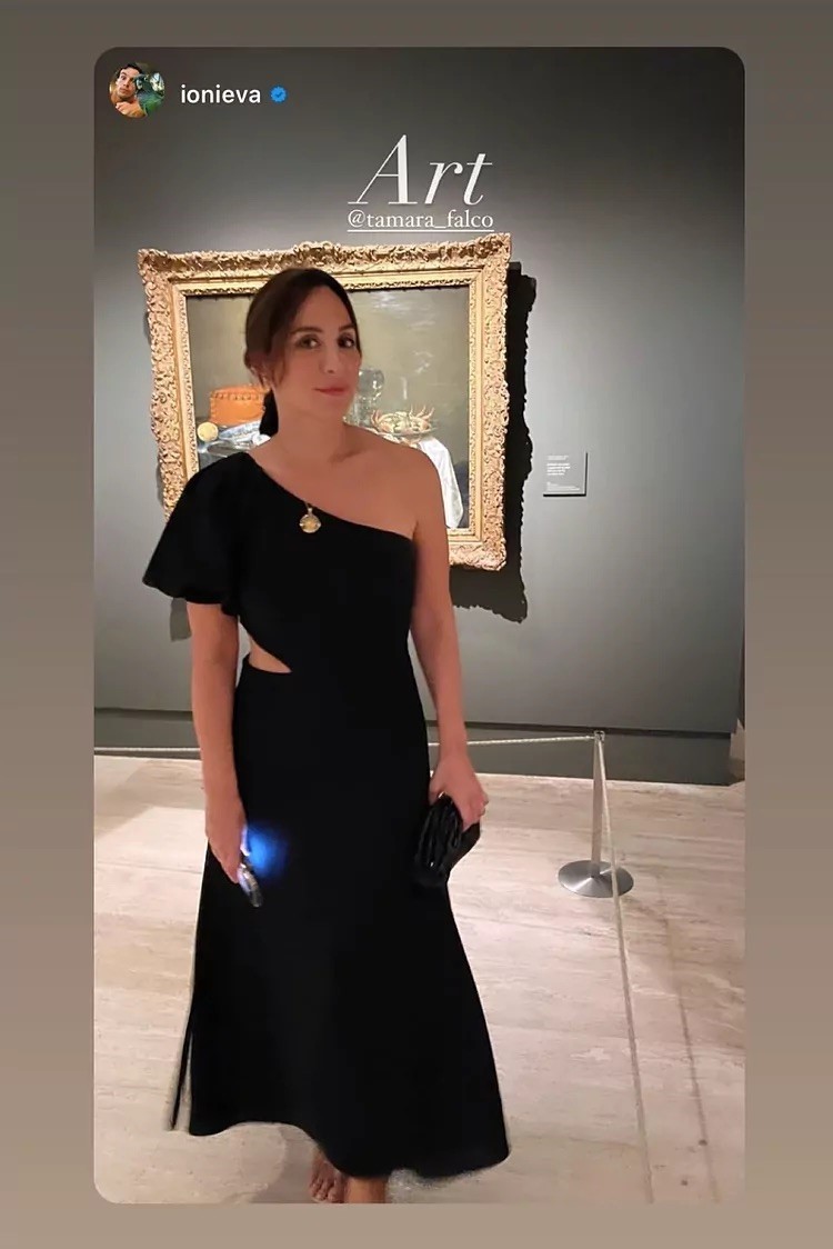 Tamara Falcó con el vestido Margarita de su colección en un plan de arte.