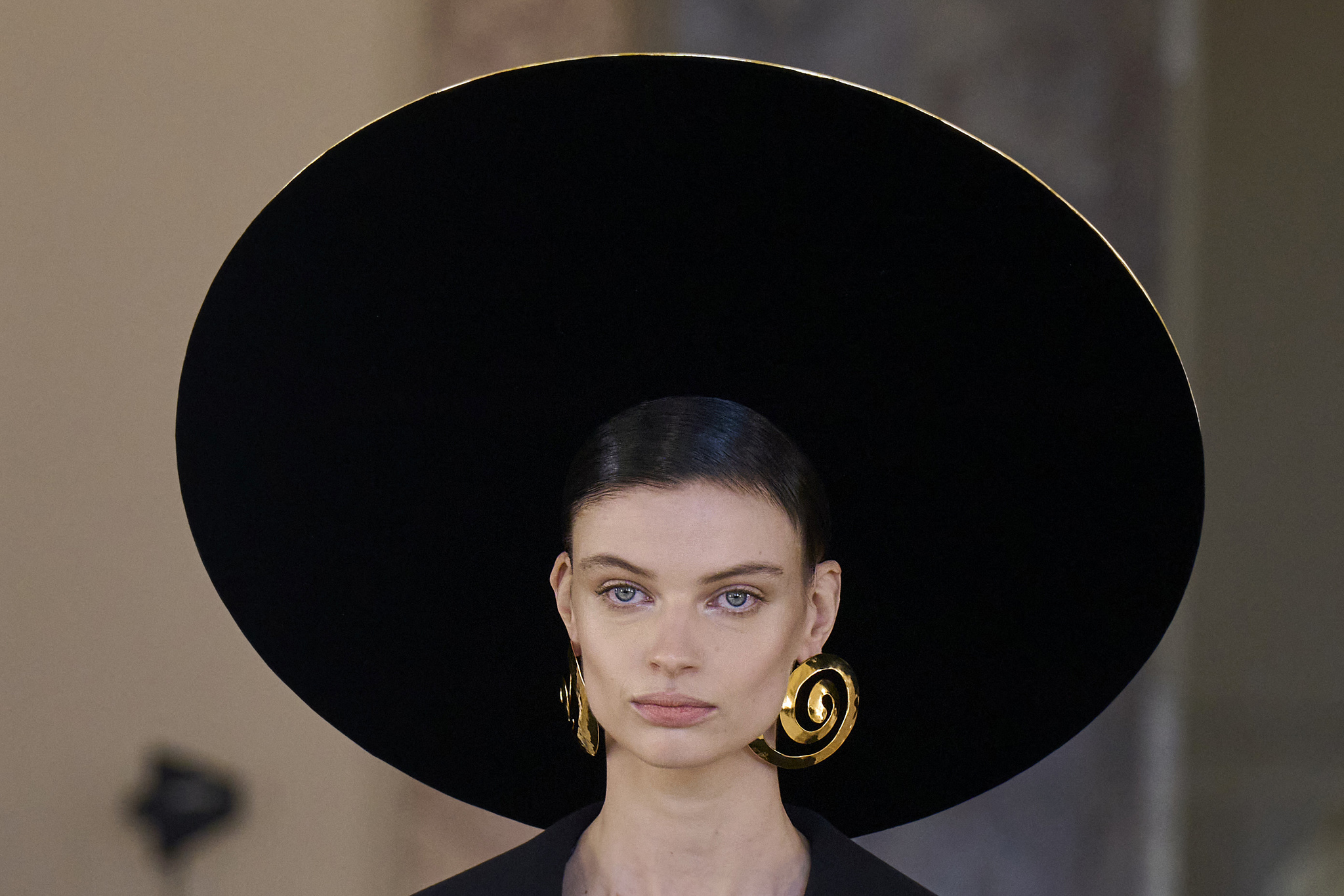 Daniel Roseberry, nuevo diseñador tras la firma de Elsa Schiaparelli, se recrea en sombreros de ala ancha.