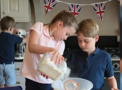 Los príncipes George y Charlotte haciendo pasteles