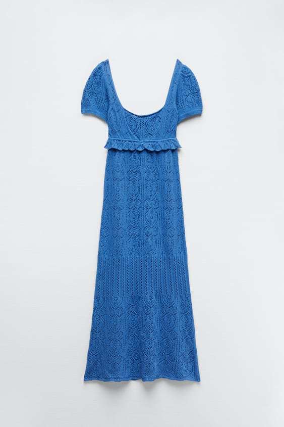 Knit dress with a square neckline and short sleeves.  Zara (29.95 euros)