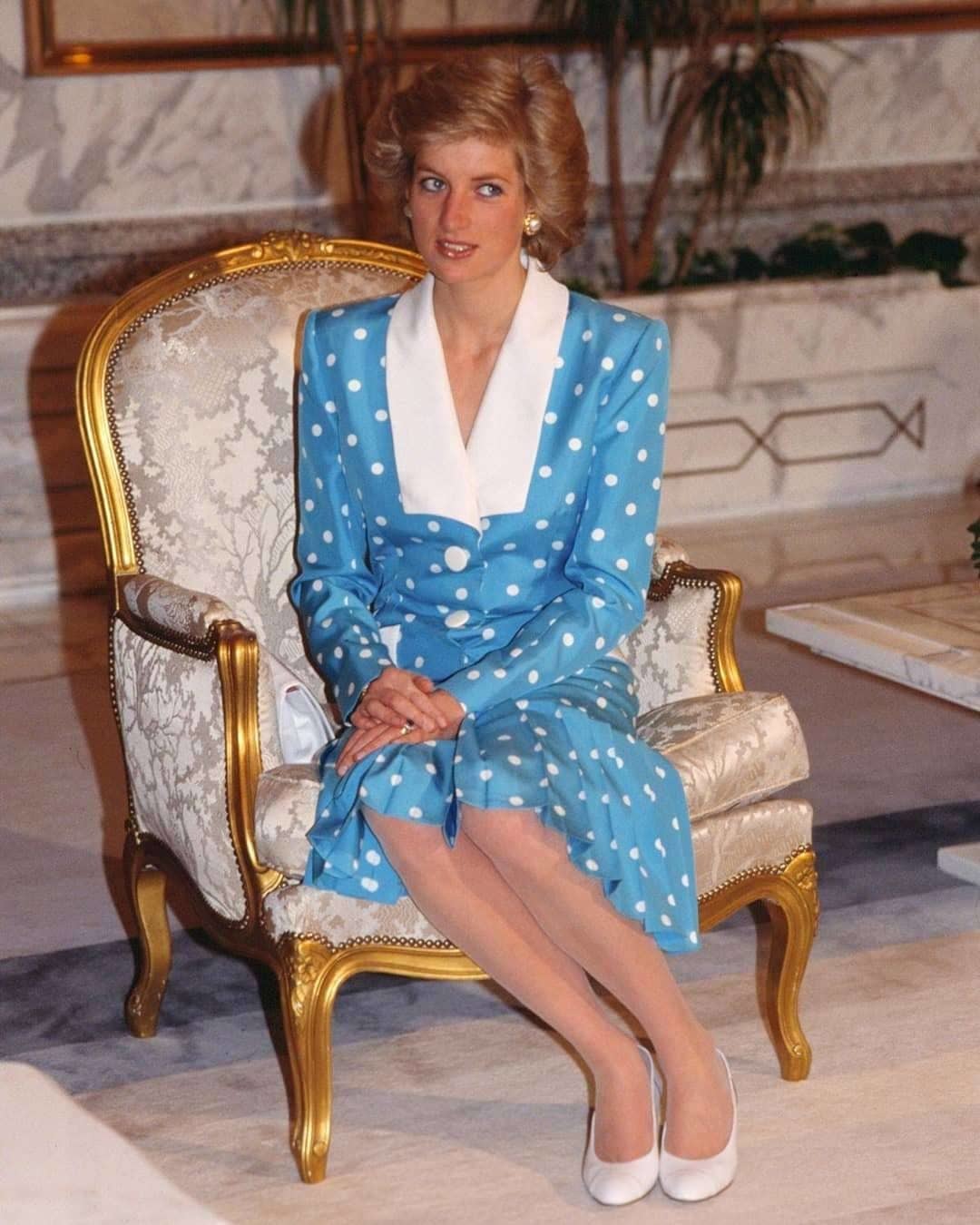 Lady Di en 1989 con vestido de lunares turquesa