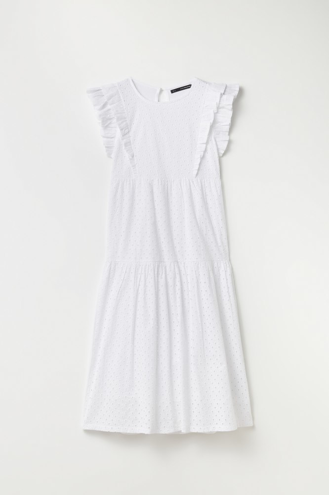 Vestido blanco bordado. Sfera. (19,99 euros)