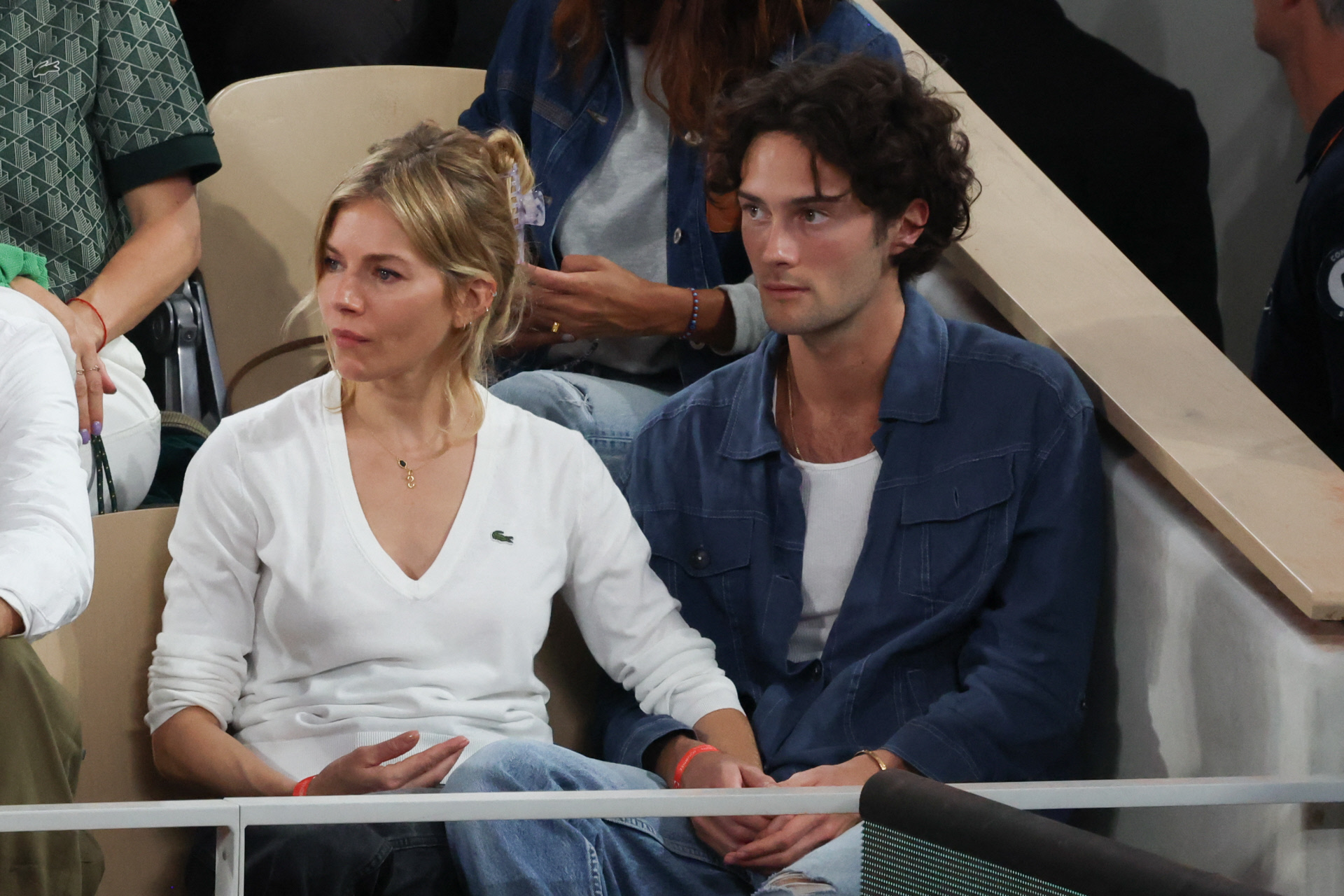 Sienna Miller y su novio, Oli Green, en Roland Garros.