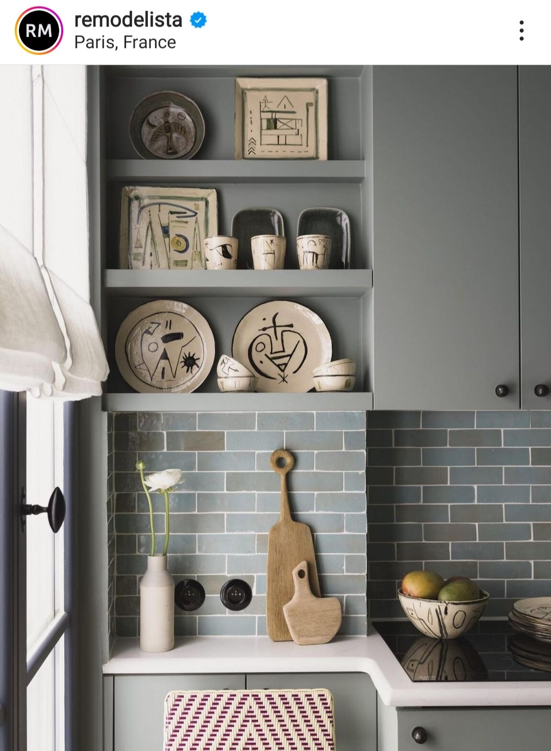 Los tonos suaves son tendencia en azulejos de cocina.
